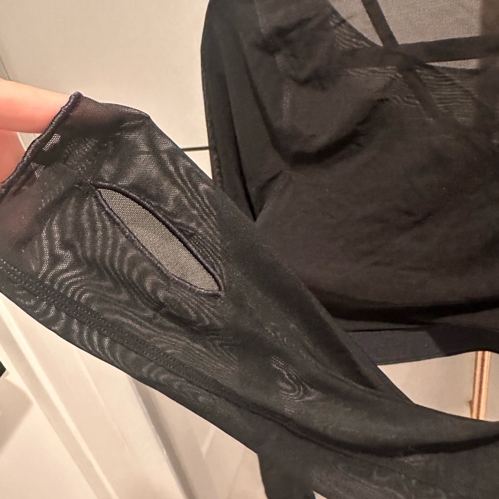 ALO Yoga Black Fitted Crop Blouse - Picture 3 of 3